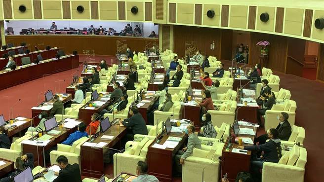 国民党团为通过此案，今天发出甲级动员，在大会动用表决，取得新党党团支持，最后共48位议员赞成、4人不赞成和5人弃权，三读通过闯关成功。（黄婉婷摄）