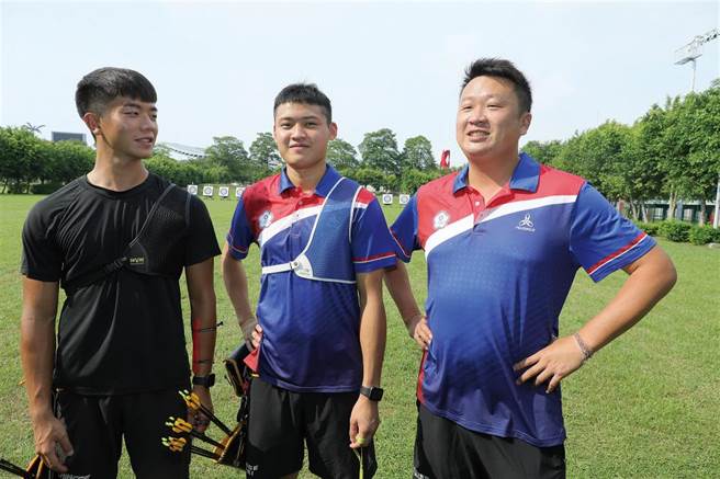 教练刘展明（右）无论训练或生活，都非常关心选手，即使有时射箭表现不稳定，仍对他们充满信心。(图/林格立)

