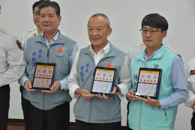 苗栗县长徐耀昌亲自体验新的119报案APP。（谢明俊摄）