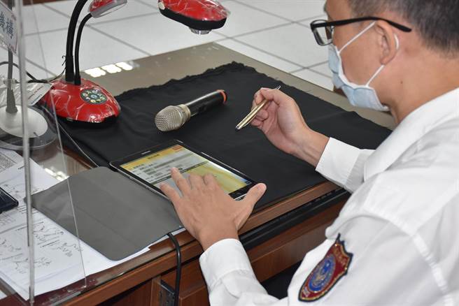 瘖哑人士可利用新的119报案APP中简讯报案功能。（谢明俊摄）