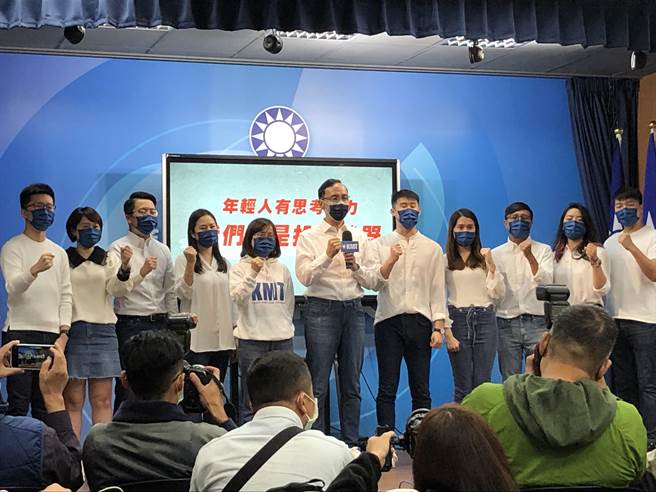 為宣傳公投，國民黨「青年民主戰隊」今天正式成軍。（趙婉淳攝）