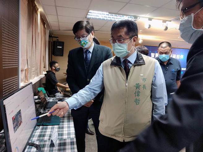 台南市長黃偉哲參觀城市動態影像AI感知平台的應用。（洪榮志攝）