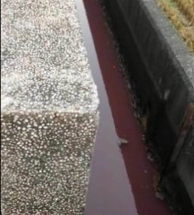 斗六市一處蔬果家工廠附近水溝呈現紫粉紅色，遭民眾檢舉，雲林縣環保局化驗證實是蔬果汁，非化學廢水。（民眾提供）