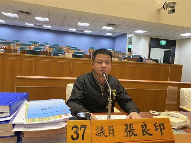 新竹县议员张良印10日在议会质询，关心防疫旅馆量能问题。（庄旻静摄）