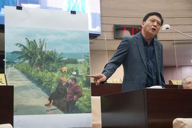 南投县议员简赐胜指出，农民卖农地，却因农地上的农路、水塔、工寮等农业设施，要被扣高额增值税，阿婆因无法负担，难过得哭了。（黄国峰摄）