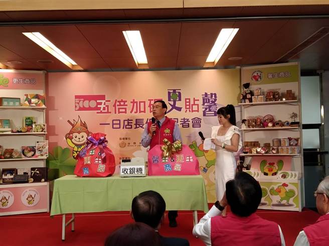 高检署检察长邢泰钊扮「一日店长」（陈志贤摄）