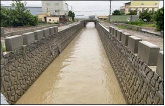 花壇排水上游一 、二期改道工程，約3公里，包含土地徵收和工程經費，共投入7.38億元，第一期前年已完工 ，第二期年底也將落成。（彰化縣政府提供／吳敏菁彰化傳真）