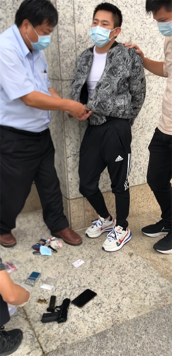 邱姓男子涉嫌持改造手枪及毒品，遭苗栗县警方在苗栗高铁站查获。（读者提供／谢明俊苗栗传真）