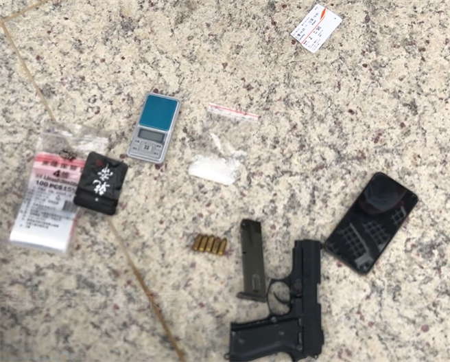 邱姓男子涉嫌持改造手枪及毒品，遭苗栗县警方在苗栗高铁站查获。（读者提供／谢明俊苗栗传真）