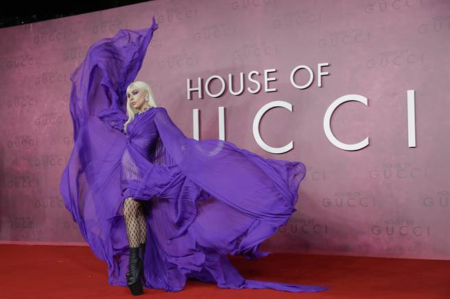 ↑女神卡卡紫气逼人的礼服是《Gucci：豪门谋杀案》首映上最抢眼的配件。（UIP提供）