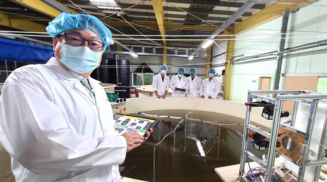 陈宗岳（左）率领团队研发全自动智慧鱼苗生产系统。（成大提供／曹婷婷台南传真）