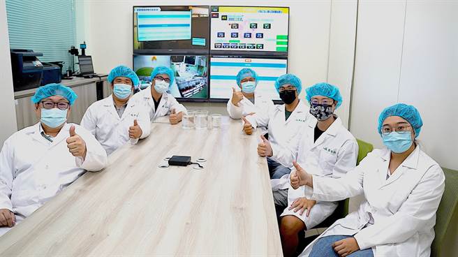 成大生科系主任陈宗岳（左1)带领团队研发智慧鱼苗生产系统。（成大提供／曹婷婷台南传真）