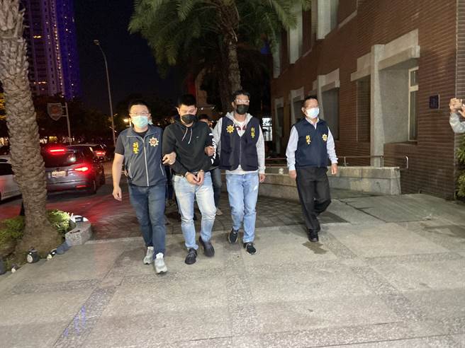 涉嫌於7日凌晨暴打宋姓男大生致重傷的張姓主嫌（左2）於10日晚間被拘提到案。（盧金足攝）