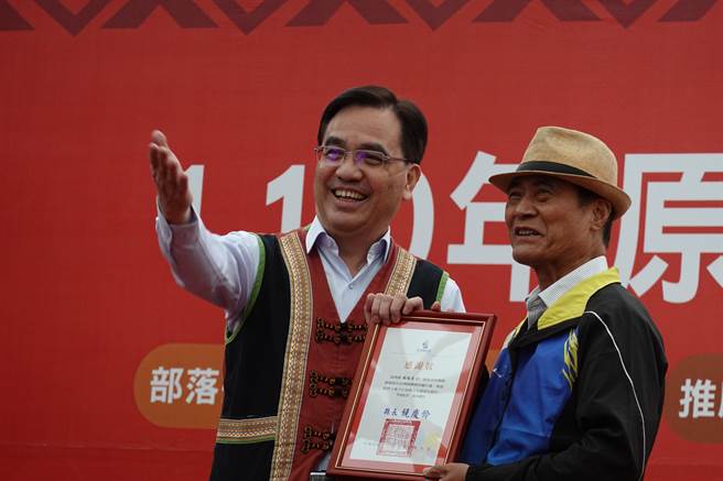 台东原民社福联合成果展10日至12日登场，原民会主委夷将•拔路儿受邀出席，与长辈们互动融洽。（蔡旻妤摄）
