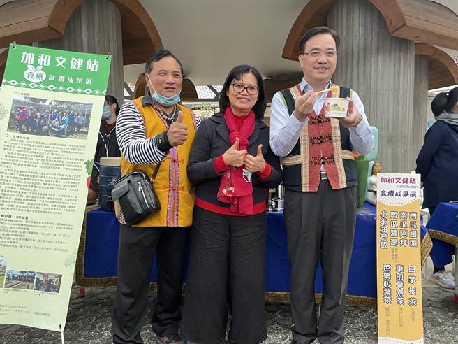 台东原民社福联合成果展10日至12日登场，原民会主委夷将•拔路儿受邀出席，与长辈们互动融洽。（蔡旻妤摄）