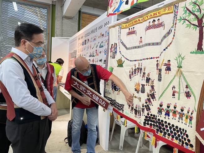 台东原民社福联合成果展10日至12日登场，原民会主委夷将•拔路儿受邀出席，与长辈们互动融洽。（蔡旻妤摄）