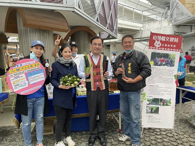 台东原民社福联合成果展10日至12日登场，原民会主委夷将•拔路儿受邀出席，与长辈们互动融洽。（蔡旻妤摄）