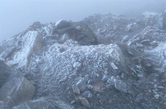 玉山10日清晨降下冰霰，登玉山頂山友，直呼好幸運，玉管處呼籲山友注意路況溼滑、氣溫驟降、又有強勁風、能見度不佳，要注意保暖，登頂須具備雪地裝備及經驗。（達邦國小老師提供／黃國峰南投傳真）