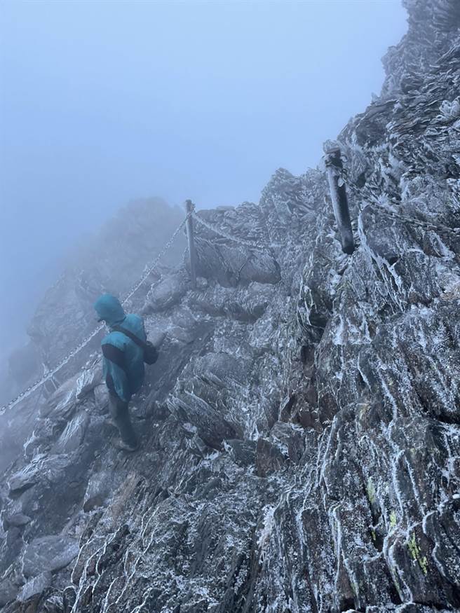 玉山10日清晨降下冰霰，往玉山頂路徑，鋪上了一層白霜，玉管處呼籲山友注意路況溼滑，登頂須具備雪地裝備及經驗。（達邦國小老師提供／黃國峰南投傳真）