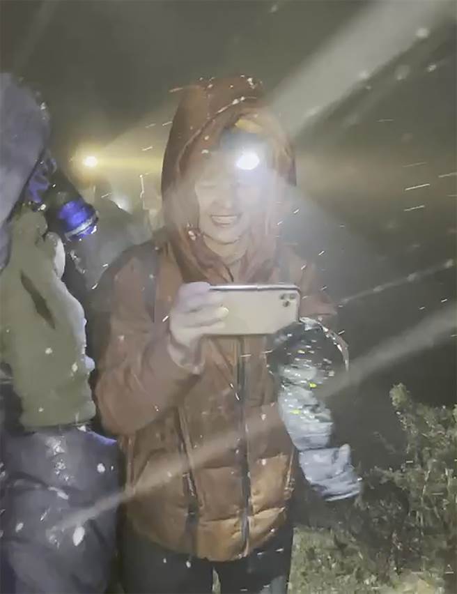 玉山10日清晨降下冰霰，登玉山頂山友，直呼好幸運，拿起手機紀錄興奮一刻。（達邦國小老師提供／黃國峰南投傳真）