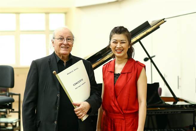 疫情间一年多来，享誉国际的台湾钢琴家陈毓襄（右），马不停蹄的钢琴协奏曲音乐会，除了代打，也有受邀演出，短短一年，弹了九首钢琴协奏曲曲目，这次要首次和指挥大师殷巴尔（左）合作，演奏她从未演过的拉威尔《G大调钢琴协奏曲》，乐团由台北市立交响乐团担任。（邓博仁摄）