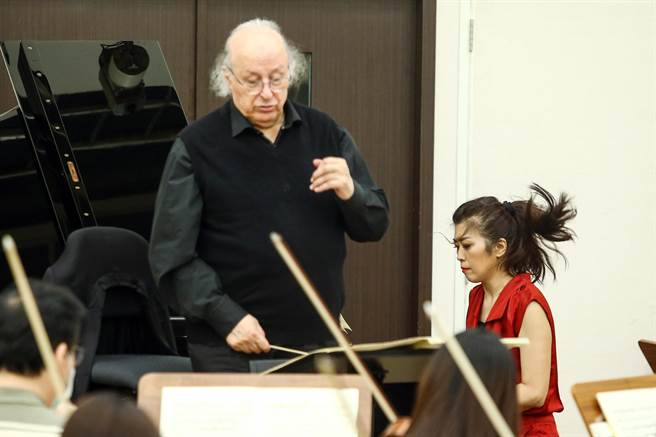 高龄85岁的指挥大师殷巴尔（左），风尘仆仆搭飞机来台，完成隔离出关后便开始紧锣密鼓的排练与音乐会行程。（邓博仁摄）