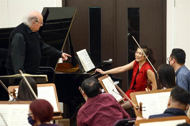 指挥大师殷巴尔（左）与钢琴家陈毓襄（右），两人是首次同台演出。（邓博仁摄）