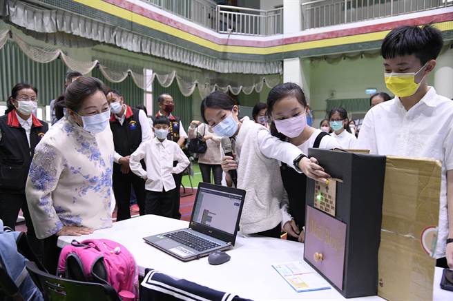 「2021花蓮縣夢想起飛-第8屆青少年發明展」今天下午在中正國小活動中心舉行複賽及頒獎典禮，參賽學生向縣長徐榛蔚說明發明動機及介紹誠品。（花蓮縣政府提供／羅亦晽花蓮傳真）