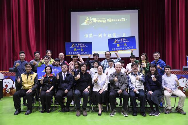 「2021花蓮縣夢想起飛-第8屆青少年發明展」今天下午在中正國小活動中心舉行複賽及頒獎典禮，縣長徐榛蔚親自頒發獎盃與獎金給獲獎學生。（花蓮縣政府提供／羅亦晽花蓮傳真）