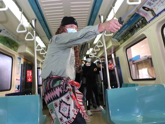 台北捷运车厢突发状况模拟演练，在捷运内发生持刀民眾随机杀人暴力事件。（郑任南摄） 