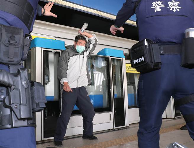 台北捷运车厢突发状况模拟演练，在捷运内发生民眾持汽油欲轻生伤害乘客时暴力事件。（郑任南摄） 