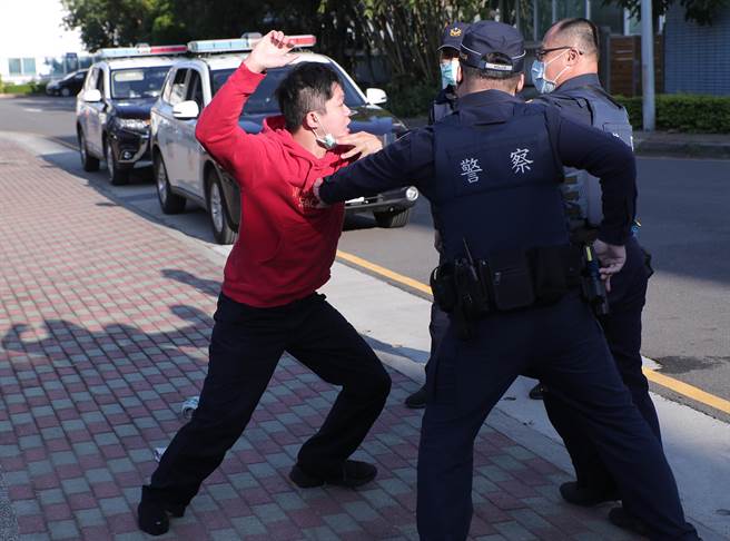 台北捷运车厢突发状况模拟演练，在捷运站外演练遇见酒醉暴力民眾模拟案例。（郑任南摄） 