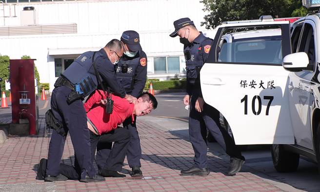 台北捷运车厢突发状况模拟演练，在捷运站外演练遇见酒醉暴力民眾模拟案例，在经肢体阻挡无效后，喷洒辣椒水再行制止压制酒醉民眾，并带上警车。（郑任南摄） 