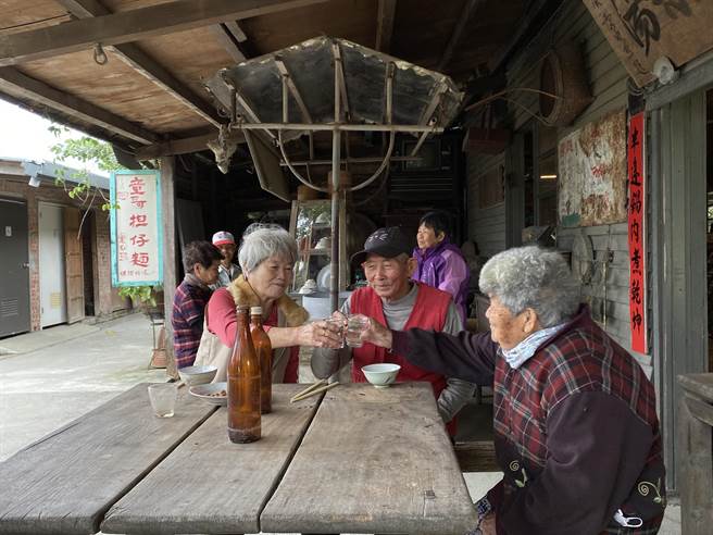 嘉义县新港乡顶菜园社区发展协会长照c据点的长辈，当摄影师的模特儿，重现农村景象还能赚外快。（张亦惠摄）