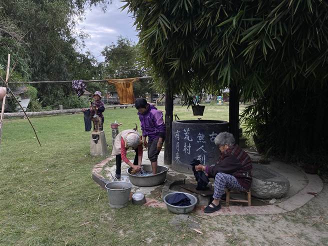 嘉义县新港乡顶菜园社区发展协会长照c据点的长辈，当摄影师的模特儿，重现农村景象还能赚外快。（张亦惠摄）