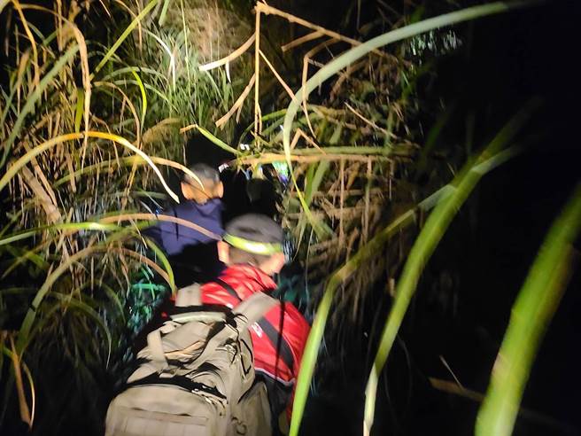 于姓夫妻登眉原山迷路，仁愛警分局中原派出所派出6人搜救小組，深入比人還高的芒草林中搜救，臉頰、脖子、雙手等處不斷遭芒草割傷。（仁愛分局提供／黃國峰南投傳真）