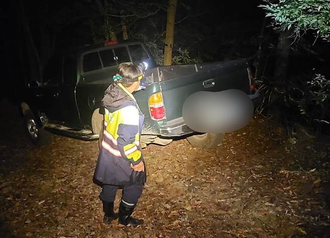 于姓夫妻登眉原山迷路，仁愛警分局中原派出所派出6人搜救小組，首先在清流部落四號山林道發現2人所開來的皮卡貨車。（仁愛分局提供／黃國峰南投傳真）