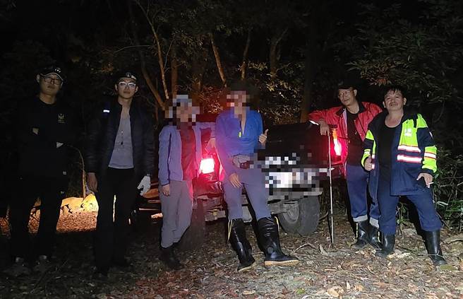 于姓夫妻登眉原山迷路，仁愛警分局中原派出所派出6人搜救小組，耗費5個小時後終於尋獲2人，護送至2人停車處。（仁愛分局提供／黃國峰南投傳真）