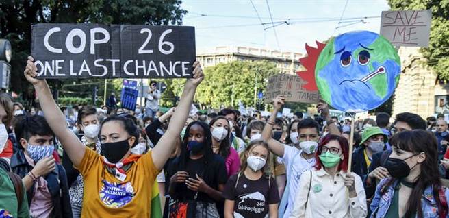 格拉斯哥气候会议期间，户外也有许多呼吁各国重视全球暖化的游行活动。(图/美联社)