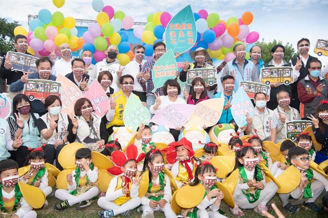 嘉义市政府与各界今在二二八国家纪念公园宣布四季候车亭正式启用。（嘉义市政府提供∕吕妍庭嘉义传真）