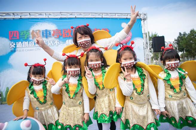 嘉义市政府与各界今在二二八国家纪念公园宣布四季候车亭正式启用。（嘉义市政府提供∕吕妍庭嘉义传真）