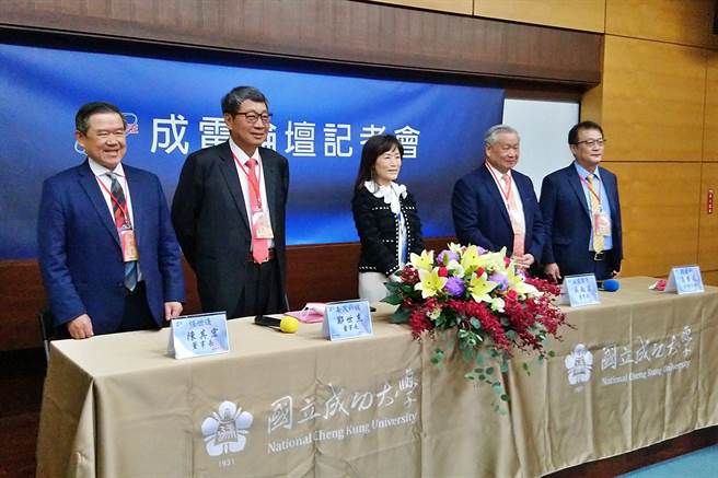 成功大學10日舉辦首屆「成大電機論壇」，邀請5位半導體領域系友蒞臨分享半導體產業新趨勢應用。左起為佳世達董事長陳其宏、南茂董事長鄭世杰、成大校長蘇慧貞、旺宏董事長吳敏求、聯發科副總經理高學武。（記者林資傑攝）