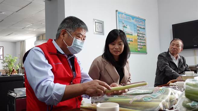 新北市議員鄭宇恩(中)關心三芝茭白筍產量。（新北市議員鄭宇恩提供／戴上容新北傳真）