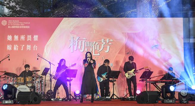 徐佳莹10日在《梅艷芳》台湾星光首映会上献唱〈女人花〉。（索尼影业提供）