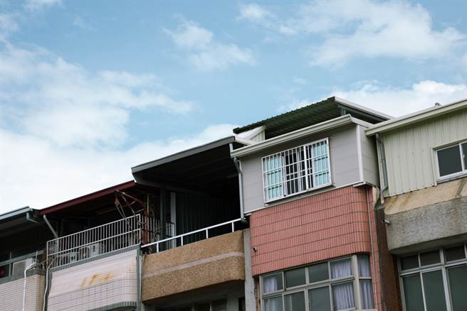 1名網友猶豫郊區大坪數和市區套房該怎麼選，網友一面倒。（示意圖／達志影像）