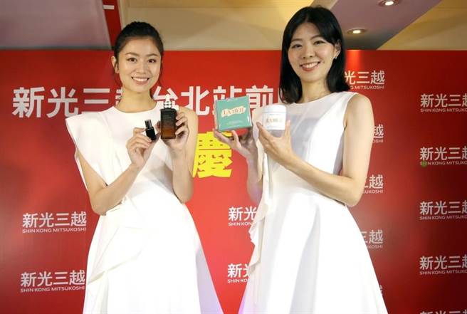 伊林娛樂模特兒持新光三越台北站前店周慶LAMER 經典乳霜（右），100ml x 5罐，8萬4600元，首日用skm pay買再送dyson V7，限量10組。ESTEE LAUDER特嫩超導全方位修護露巨霸容量發燒組（左），價值1萬270元、特價6500元，首日購買獨家加贈402迷你脣膏。（新光三越提供）