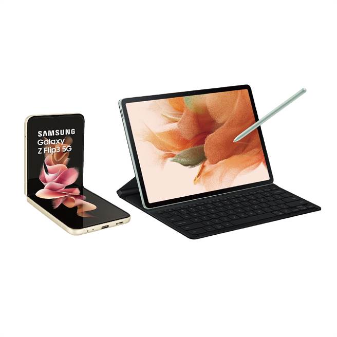 新光三越台北站前店首日用skm pay買Galaxy Z Flip3 5G（256G）+ Galaxy Tab S7 FE64G，5萬1788元送dyson V7，限量10組。（新光三越提供）