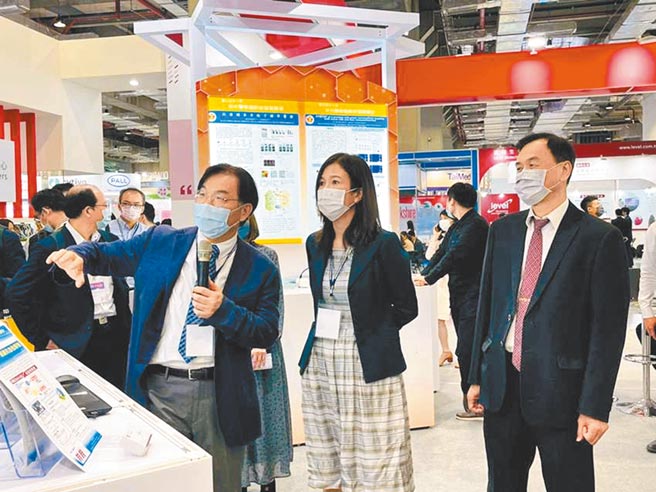 产学司长许增如（中）参访成大生技展摊位，成大副校长苏芳庆（右）及成大产学创新总中心主任庄伟哲（左）分享成大大南方科研产业化平台亮点。图／成大提供