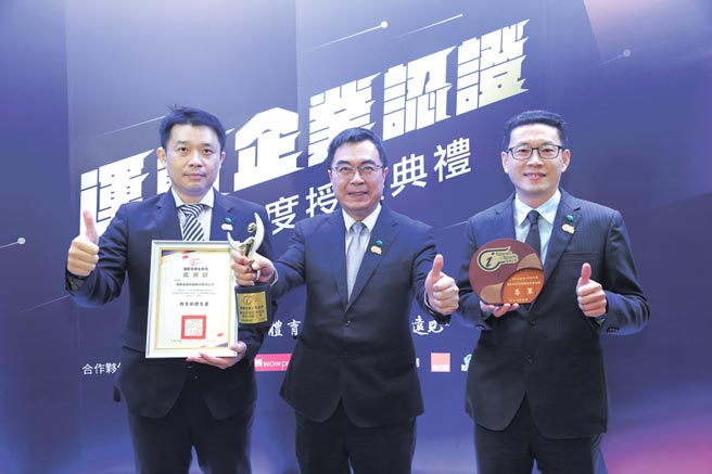 「110年度運動企業認證授證典禮」中，國泰再度獲體育署肯定，國泰投信總經理張雍川（中）、國泰世華銀行協理黃昱龍（左）及國泰證券資深協理林聖達（右）代表領獎。圖／國泰提供