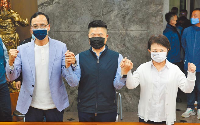 前立委顏寬恒經過多日考量，決定投入台中第二選區立委補選，9日晚間，台中市長盧秀燕（右）與國民黨主席朱立倫（左），一起牽著顏寬恒，展現團結相挺。（黃國峰攝）